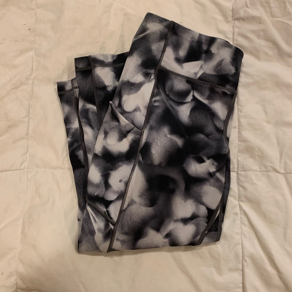 Lululemon cropped pocket leggings
